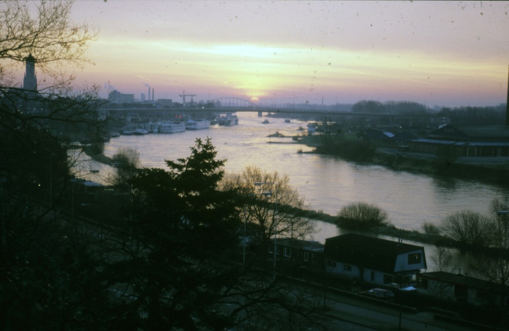 Een idyllische zonsopkomst boven de Rijn in Arnhem, ca. 1980-1990. 

De foto is genomen vanaf Arnhem Onderlangs, het park richting Oosterbeek langs de Rijn. Onderaan de foto zijn woonboten te zien.

(1524-12768, Fotograaf Gemeentearchief Arnhem, CC0 1.0 licentie)