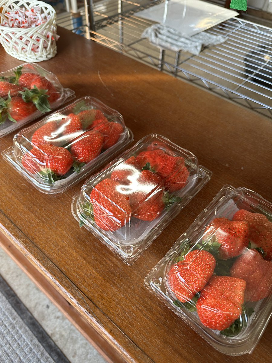 saint_berry2020's tweet photo. 直売所
今日からでしたが、開始10分で完売となりました！ https://t.co/cVH59REFaI