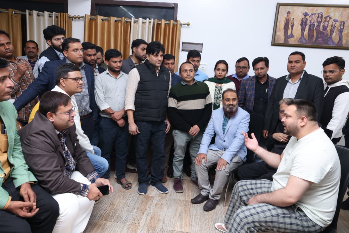 yadavtejashwi's tweet photo. रात्रि में पूर्णिया पहुँचने पर प्रेमी कार्यकर्ताओं एवं सामाजिक कार्यकर्ताओं के साथ मुलाकात। #TejashwiYadav #RJD #Purnia #Bihar https://t.co/wrk44JtZy1