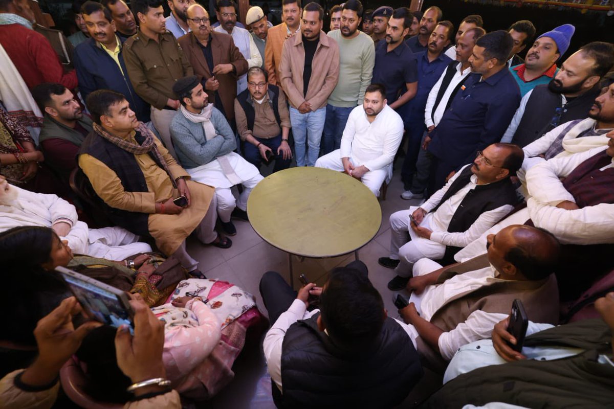 yadavtejashwi's tweet photo. रात्रि में पूर्णिया पहुँचने पर प्रेमी कार्यकर्ताओं एवं सामाजिक कार्यकर्ताओं के साथ मुलाकात। #TejashwiYadav #RJD #Purnia #Bihar https://t.co/wrk44JtZy1