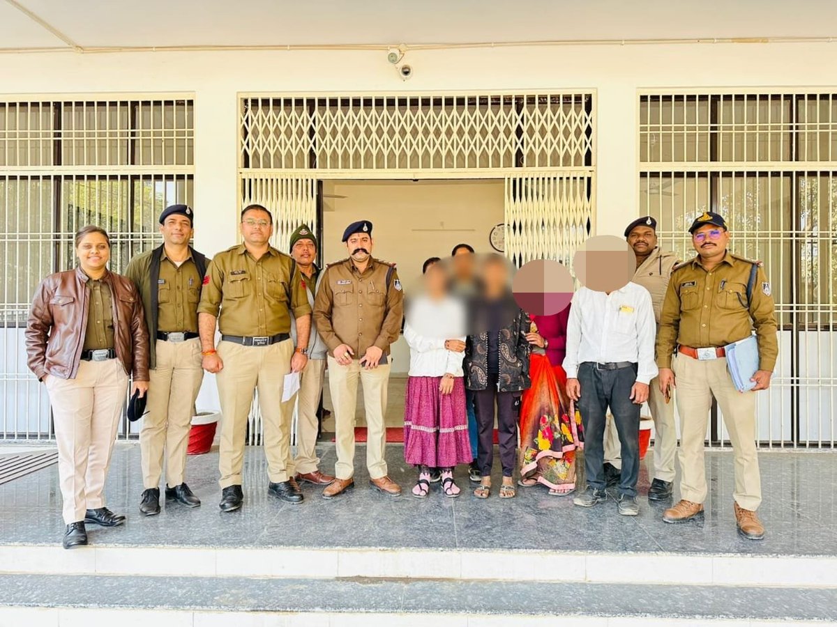 sp_katni's tweet photo. #KatniPolice
#GoodWorkMpp
#ऑपरेशन_मुस्कान
➡️ #थाना_कोतवाली पुलिस टीम द्वारा “आपरेशन मुस्कान” के तहत दो नाबालिक बालिकाओं को क्रमशः सतना एवं केमोर से तलाश कर उसके परिजनों को किया गया सुपुर्द।
@MPPoliceDeptt https://t.co/e6dSWQAy6m