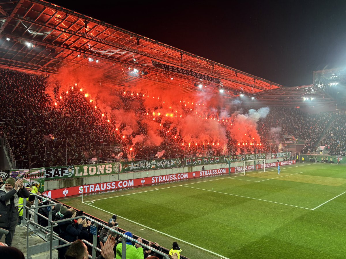 pvan_wezenberg's tweet photo. 🇦🇹 Een waar gekkenhuis in #Wien was gister een van de voetbalhoogtepuntjes van het jaar:
🇪🇺 #SKRapid was met 3-0 te sterk voor #FCKøbenhavn en gaat naar de volgende ronde van de #UECL.
#SCR2024 #SCRFCK #fcklive #groundhopping #Rapid #København #RapidWien #FCK https://t.co/EkwG2erulu