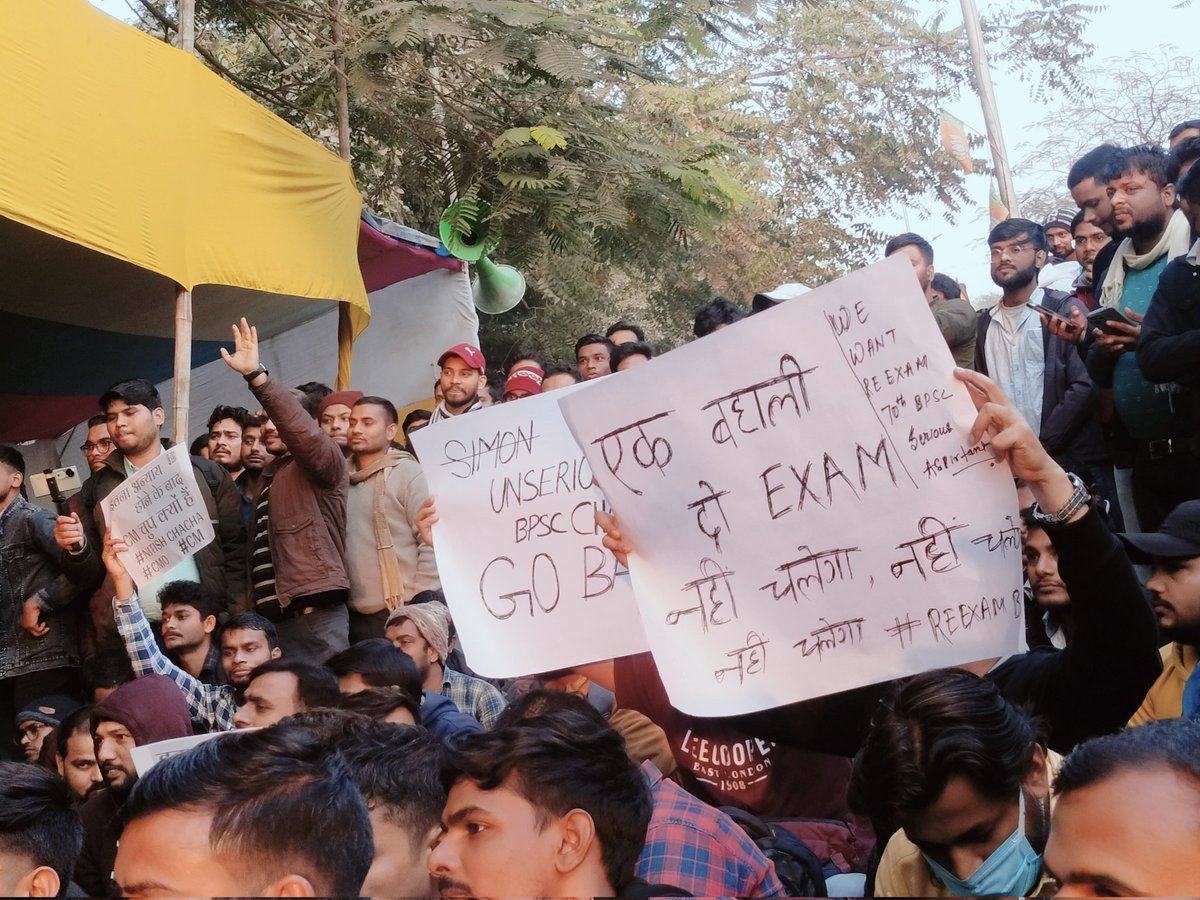 impratyush1304's tweet photo. सरकार बेकार है।
आयोग अयोग्य है। 
आयोग अपने कमियों और लापरवाही को छुपाने के लिए जल्द जल्द में नोटिस देकर सभी छात्रों को गुमराह कर रही है।
सभी छात्रों की एक ही मांग #ReExam_ReExam 
#BPSC_ReExam_ForAll #Re_Exam_BPSC @NitishKumar @yadavtejashwi #RahulGandhi @narendramodi @PMOIndia https://t.co/PJ7zra4iNw
