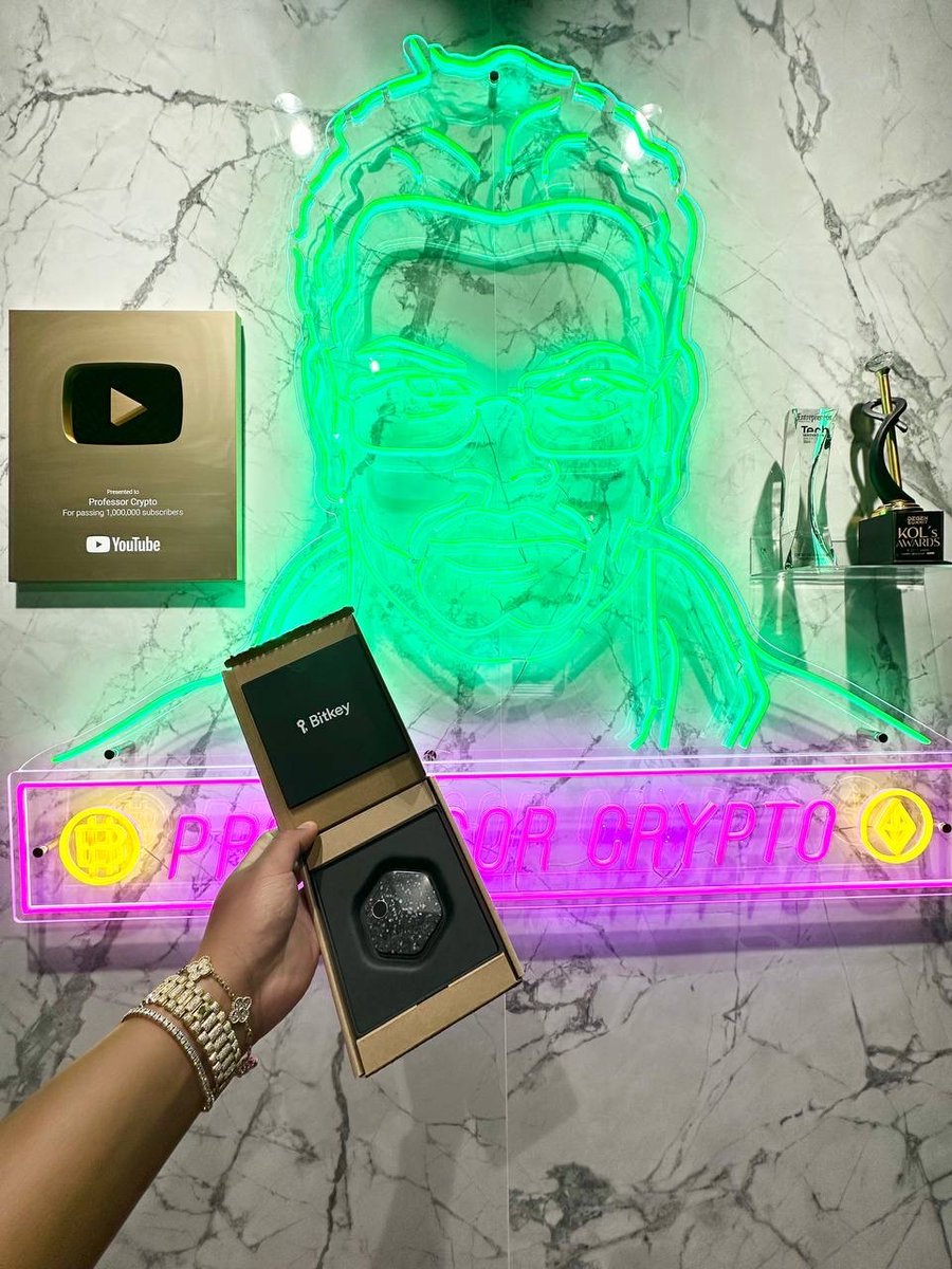 profcryptotalks's tweet image. Protect your Bitcoin with @BitkeyOfficial—a wallet that’s as sleek as it is secure. Easy to use, beautifully designed, and built for modern Bitcoin ownership. #Bitkey #BitcoinWallet #Sponsored

Get yours here: bitkey.world/en-US?utm_sour…