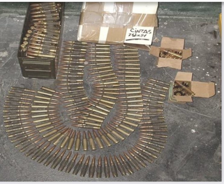 SeUruguay's tweet photo. En la casa de #Feldman su arsenal incluía:
- 1040 armas de guerra
- 1657 granadas de mano
- 166 granadas de fusil, antitanque
- 200 kg de pólvora
- cuchillos y bayonetas
- uniformes
- radios

#Díaz y #Perciballe, dijeron tenía "Sindrome de Diógenes"

#SeTieneQueSaber 🎗️🇺🇾 https://t.co/bhpxU5QIv7