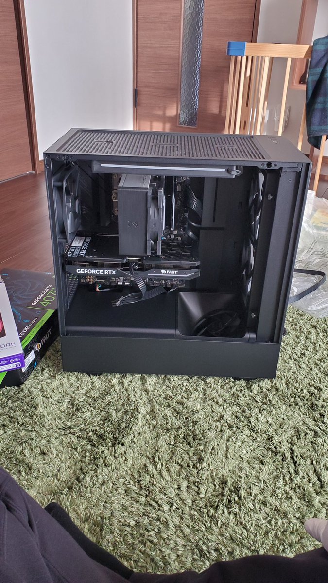 yahman0110's tweet photo. 友達のPC概ね組上がったw
元から4個FUN付いてるし底部は斜めにFUN付いててオシャンティやんw
やっぱNZXTは悪くないね！
コンパクトケースだけどめっちゃ組みやすかったわ～

起動テストはまた今度かなw
もうすぐ子どもの迎えやw https://t.co/UzG0bn8cll