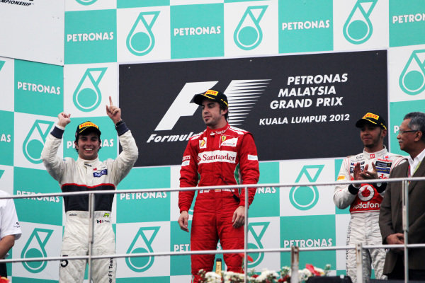 F1_Papi's tweet photo. NUEVO HILO!

F1 : 10 mejores momentos de Checo Perez en F1

1- Malaysia 2012

Su primer podio en F1!

Solo leyendas como el (y Kamui Kobayashi) podrian lograr un podio con un Sauber.

Estuvo muy cerca de ganar, pero cometio un error cuando se fue largo en una pista cambiante https://t.co/jK5T3dvTFW