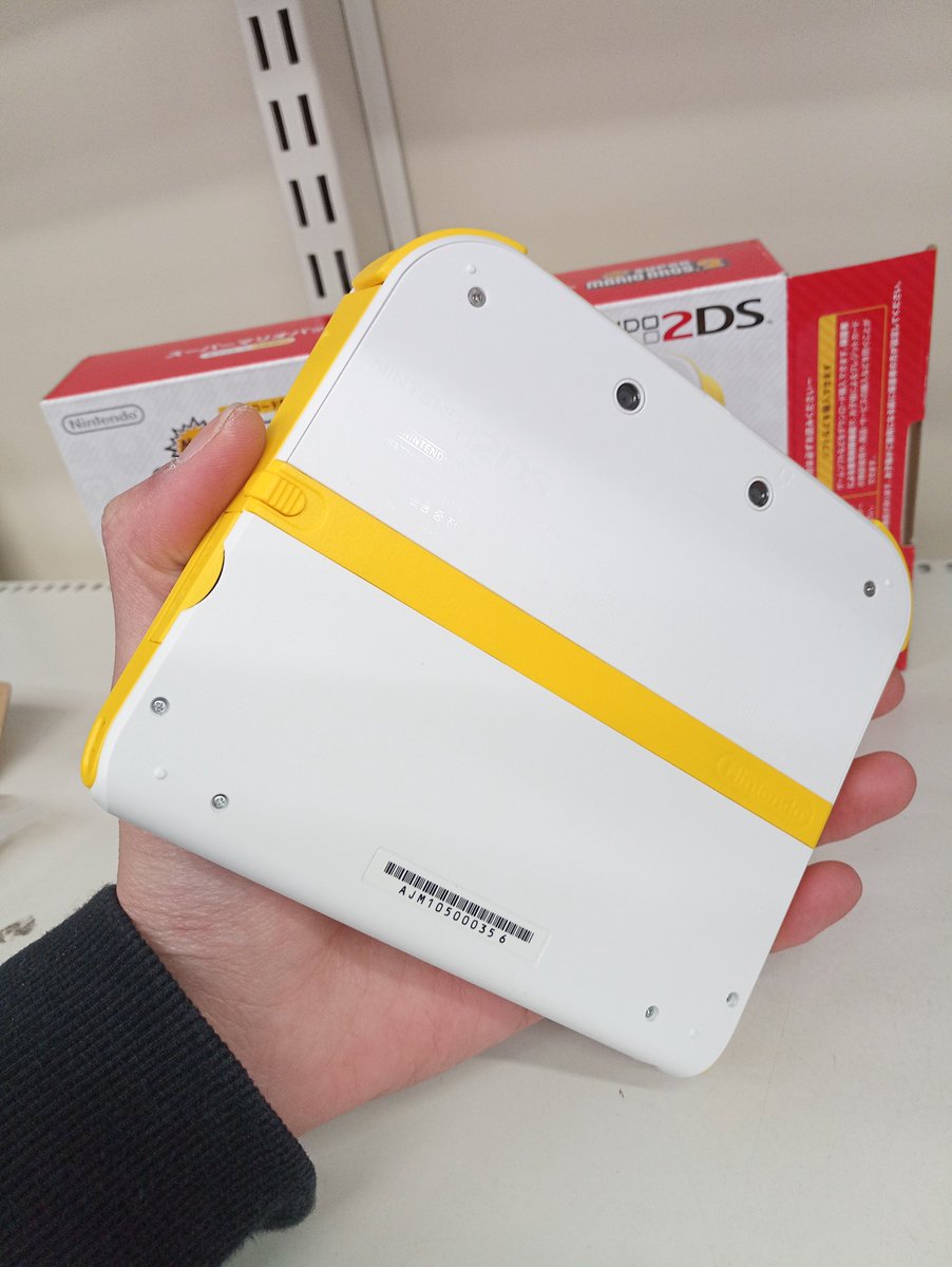 trader_tvgame's tweet image. 🗡本店１階中古ゲーム情報🛡

また珍しい本体が来ましたね
ニンテンドー2DS スーパーマリオパック【ホワイト×イエロー】

マリオ限定はレッドではなくまさかのイエロー!?
状態も美品でございます
お探しの方はお早めにトレーダー本店まで☆

#2DS　#秋葉原