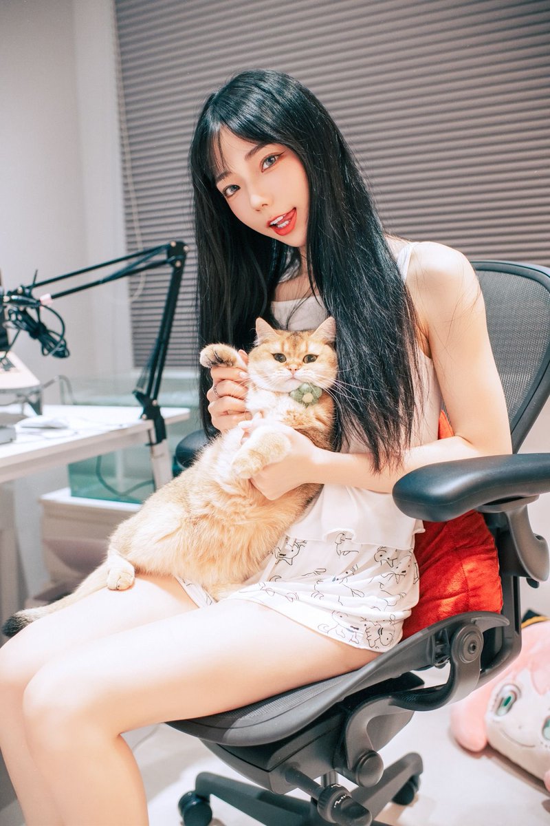 🐈久等啦🎉居家新家開箱系列已經上架‼️
是在生日寫真之後尺度又更有誠意的一本🔥
在家拍真的一不小心就出大事💦
隨便一張照片都很驚人 怕放上來我的帳號又要不見🥵

🎁有蒐藏購買含隱藏版
Tse 免費兌換自拍合照一張

https://t.co/rP8x5CLG5Y https://t.co/YydgCGQnuo