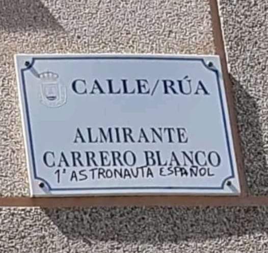PippiCalz's tweet image. Operazione Ogro.
Il #20dicembre 1973 l’automobile dell'ammiraglio Carrero Blanco, il successore designato di Franco,  vola per sei piani, oltrepassa il tetto di un palazzo e finisce su un balcone interno al terzo piano. Autori quattro giovani baschi.
infoaut.org/storia-di-clas…