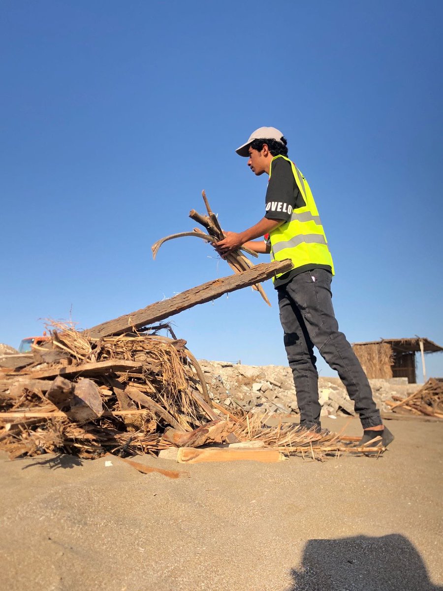 نظم نادي صحم ممثلا بعشيرة جوالة النادى بالتعاون مع بلدية صحم صباح اليوم حملة تنظيف على شاطئ البحر وسوف تستكمل غدا السبت ٢٠٢
حملة نظافة  ومحاضره عن اضرار البلاستيك على الشواطئ والبيئة بمشاركة الفرق الرياضيه والتطوعيه بشاطئ حفيت.