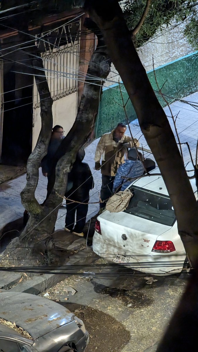 Ivervena's tweet photo. @AlcaldiaMHmx @SSC_CDMX llevo meses viendo cómo esas personas ponen su coche a todo volumen, toman hasta la madrugada, se orinan en la calle y apesta. Ningún teléfono de la policía contesta, además la calle está repleta de coches abandonados de años. ¿No se puede hacer algo? https://t.co/GFzy0Y3lrK