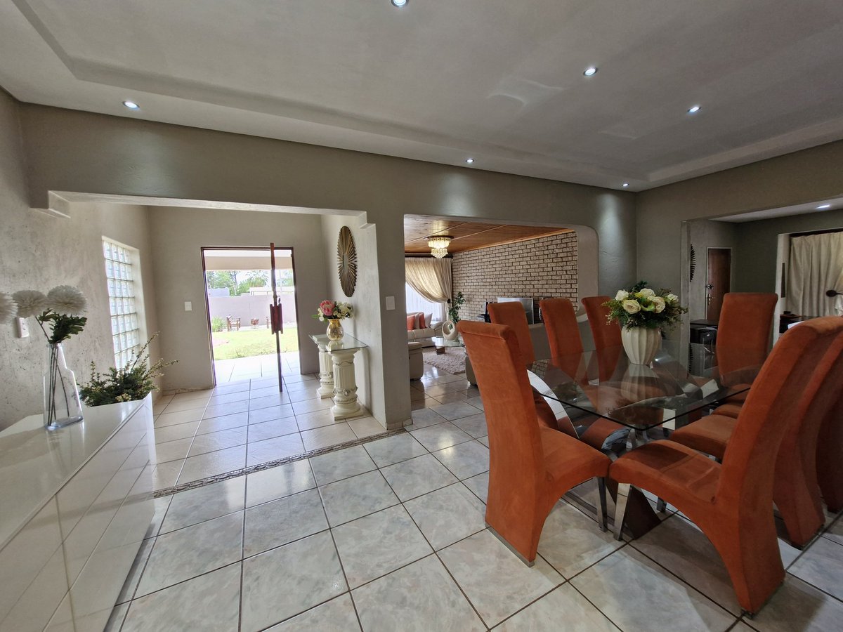 Hatisa_'s tweet photo. This exceptional property offers the perfect blend of space, style, and entertainment. 

Asking Price: R1 480 000

Location: Birch Acres, Kempton Park

Get in touch for more information 083 845 0638/ info@hatisaproperties.co.za 
#hatisaproperties #kemptonpark #birchacres #forsale https://t.co/ONjQaGD2ZV