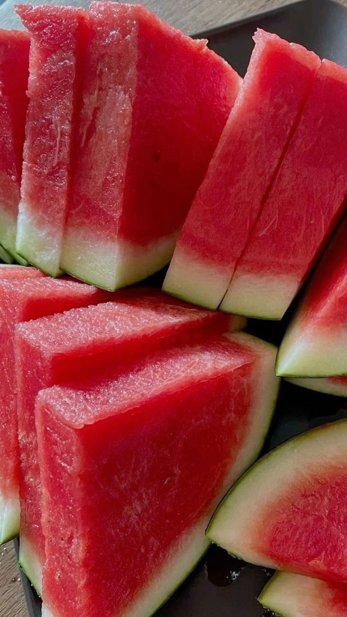 janetfunmi's tweet photo. Watermelon is proof that God loves us and wants us to stay hydrated in the sweetest way possible. 🍉 A slice of happiness, a bite of joy. TGIF https://t.co/tAwa9tOOtT