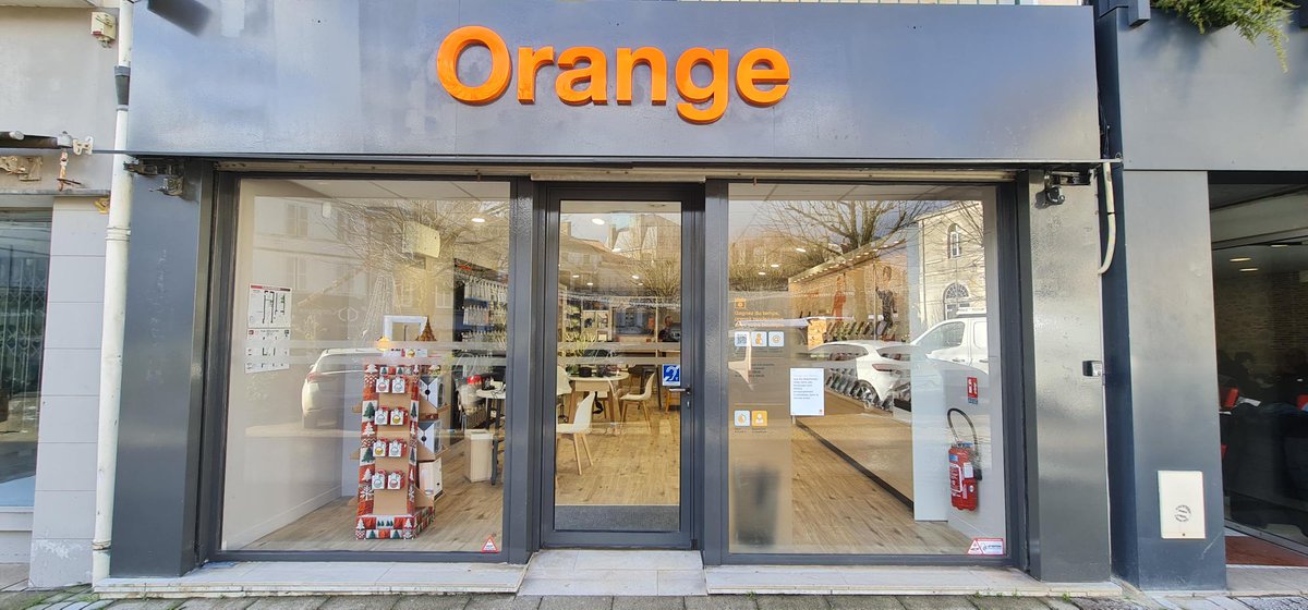 tdevilledary's tweet photo. 🎉Inaugurée hier en présence de M. Thierry Bastier, Maire de Ruffec, la toute nouvelle boutique Orange de Ruffec ouvre ses portes aux habitants ce matin à 10h. Frédéric et son équipe vous attendent pour vous conseiller !🥳#Orange #Ruffec https://t.co/8JfXdLve3w