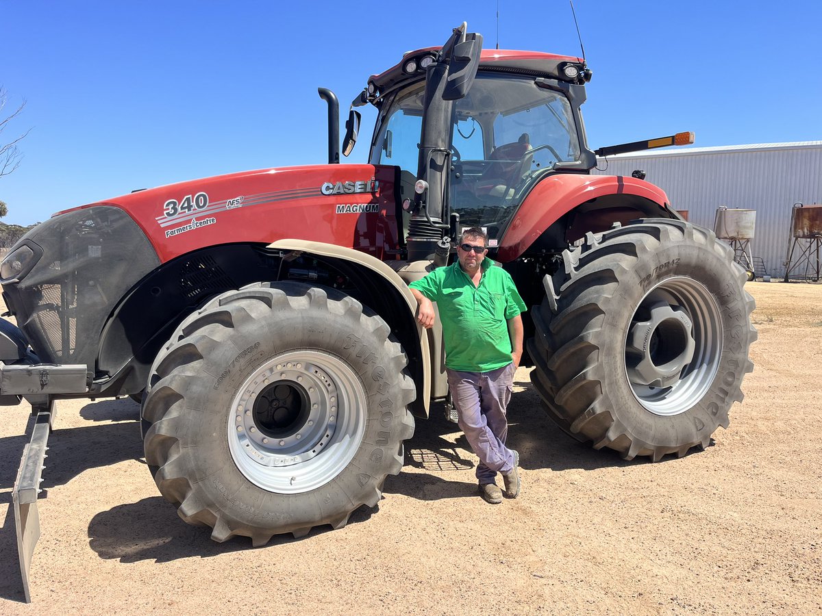 🚚 Christmas Delivery! 🎅 🎄 

Pictured here is Shane Hanson with his new Case IH Magnum 340! Thanks for your support.
