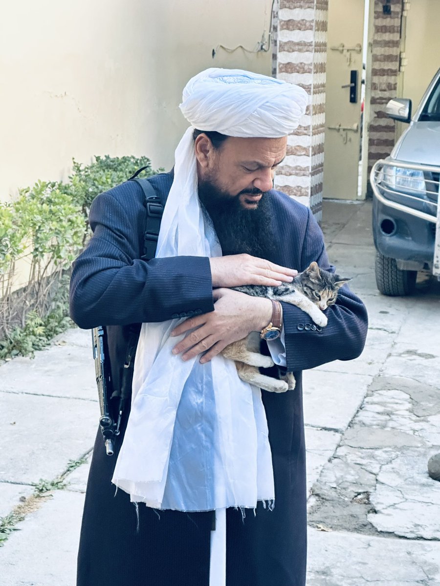 د اوبو او انرژۍ محترم وزیر عبدالطیف منصور صیب. 💝

زموږ مشران هغه دي چې آن د ځمکې پر حیواناتو یې هم شفقت او ترحم کړی ده، ولس او هېوادوال خو بېله خبره ده.
