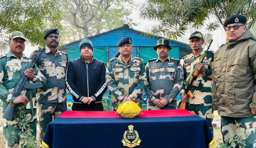 CGCapitalNews's tweet photo. BSF ने पंजाब में बड़ी सफलता हासिल की!
24 घंटे में 4.840 किलो हेरोइन और 3 ड्रोन जब्त।
सशस्त्र सीमा
#BSFSlayingDrones #Jaipur #OpenSterlite #UiTheMovie https://t.co/qtqRyyjiQZ