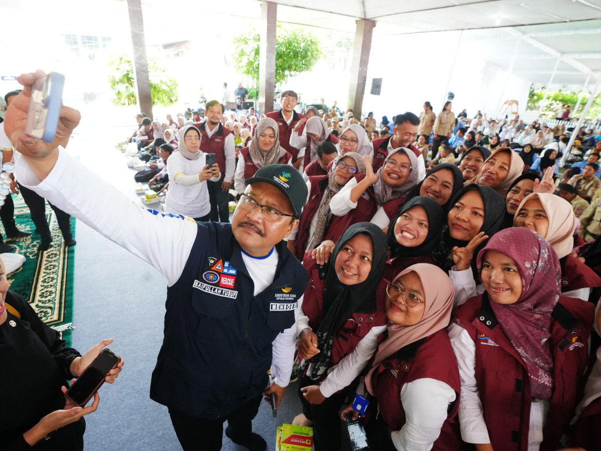 tetap semangat tuk melayani ya gus ipul, terus bekerja maximal dan terus iklas yang terpenting karena tujuan masyarakat indonesia itu sama yakni untuk menuju indonesia emas. #HKSNKemensos2024