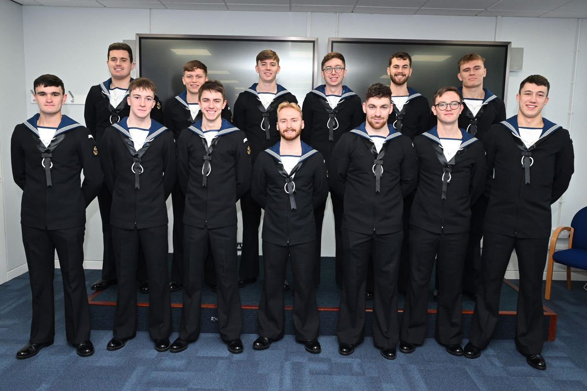 HMS_Collingwood's tweet photo. Congratulations to ET(AA) 2401 on successfully completing their fast track #Phase2 course!
We wish you every success in your #RoyalNavy careers as you tackle new challenges and achieve your #CareerGoals.
#ExellenceInAction #EngineeringForLife https://t.co/ZPqHGyskKy
