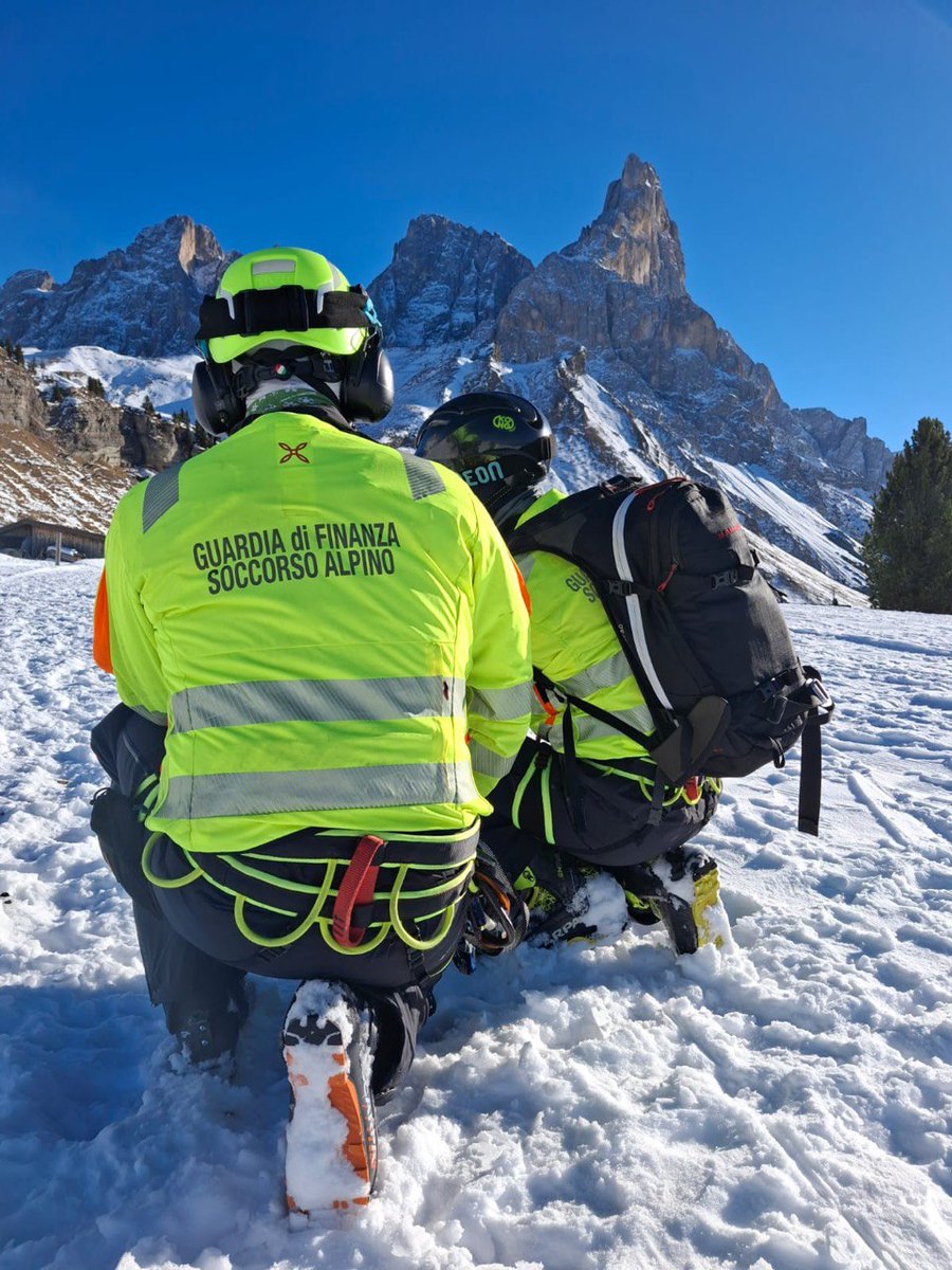 GDF's tweet photo. Buongiorno dalla #GuardiadiFinanza
#SoccorsoAlpino #SAGF #PassoRolle
#NoiconVoi
#nellaTradizioneilFuturo https://t.co/tTqo4nDTwN