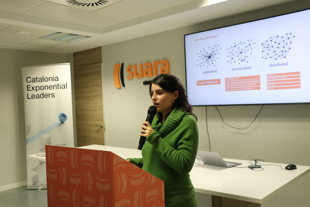 suaracoop's tweet photo. 💡Unes 60 persones del món empresarial i acadèmic de la innovació visiten Suara Cooperativa per conèixer el seu model d'innovació que, arran de la metodologia del treball del #SocialDigitalLab, va ser reconegut el passat juliol amb el segell #CataloniaExponentialLeader que atorga @accio_cat a les 10 empreses més disruptives de l'any.
💬 “Tenim reptes que ens obliguen a repensar les maneres de fer", ha assegurat Bàrbara Outeiro, la responsable d’Innovació Oberta de Suara Cooperativa, durant la benvinguda a l'acte, on també ha apuntat que el pròixim desafiament és: "És aconseguir distribuir la innovació en els serveis perquè siguin punts neurològics de disrupció”.
🤝🏽 Després de la benvinguda, les persones assistents han pogut conèixer els diferents projectes d'innovació disruptiva de Suara. Tu també vols saber més sobre aquests o de com ha anat la jornada? No et perdis aquest article: https://t.co/tmUvLHpUeV
#SuaraInnovació #Innovació #tecnologiadisruptiva #OpenExponentialDal