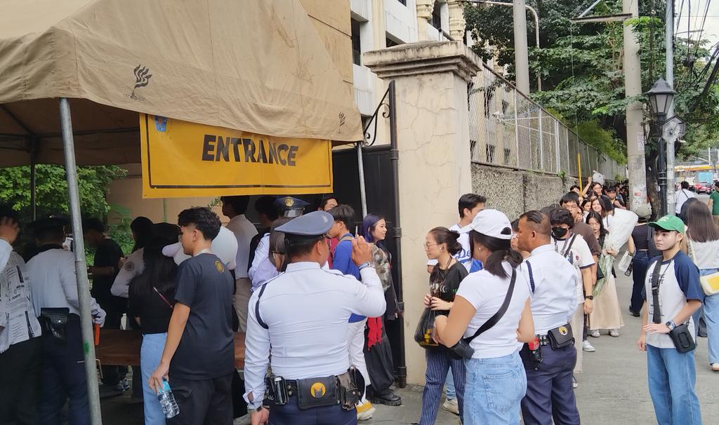 AS_theflame's tweet photo. @abtheflame A long line extending to P. Noval street form at the University's Dapitan Gate 9 as Thomasians enter the campus for this year's Paskuhan. | @abtheflame 

#ABTheFlame https://t.co/8gJ4gEy88r