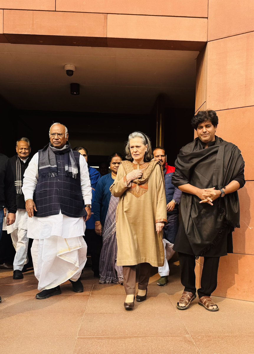 हम लड़ते रहेंगे साथी…….!

भारत के संविधान के लिये
बाबा साहेब के सम्मान के लिये