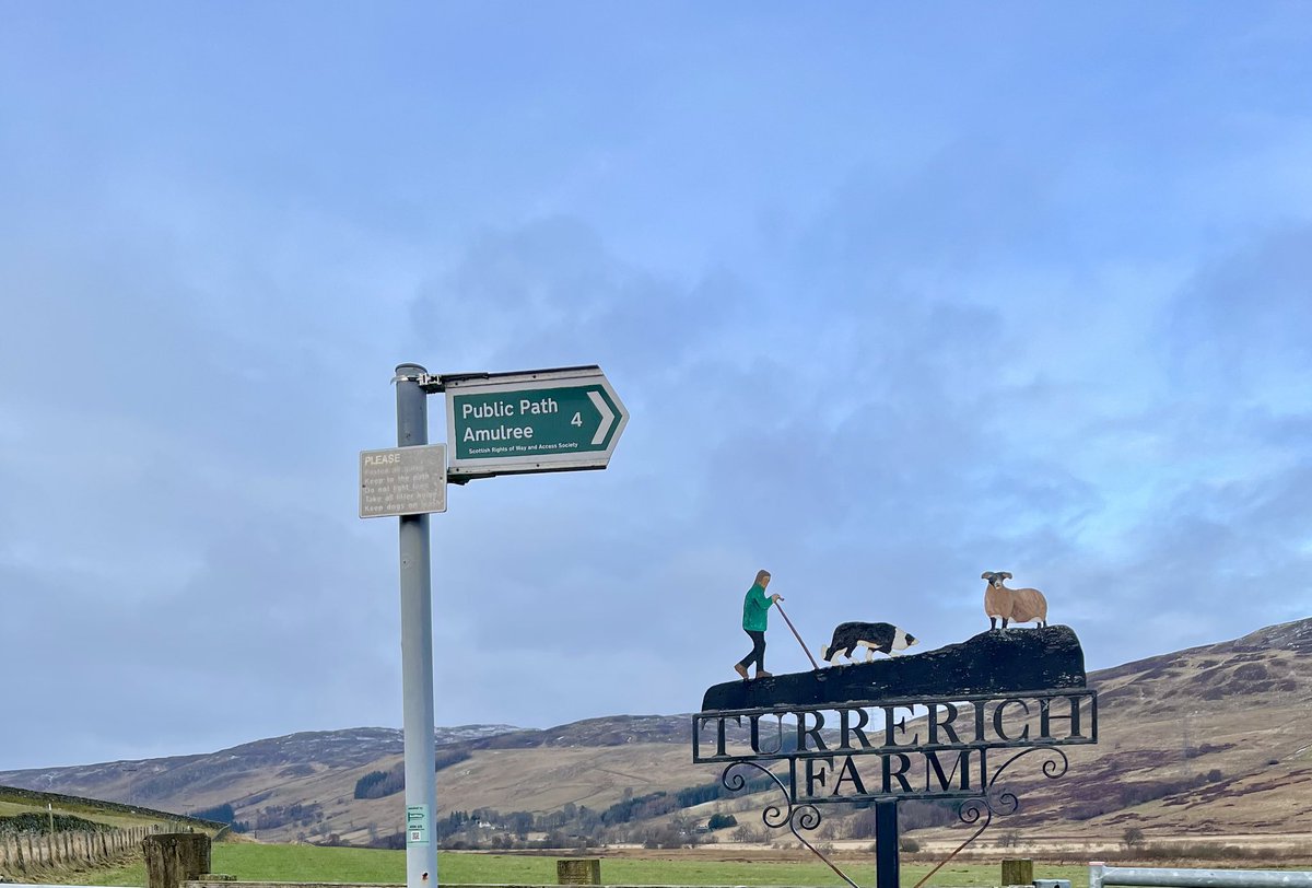 MorayClub's tweet photo. #fingerpostfriday #scotways #farmsigns
Glen Quaich Scotland. small Scottish Rights of Way (ScotWays) fingerpost, but what a magnificent farm sign ๐ https://t.co/aHE4bu9QHC