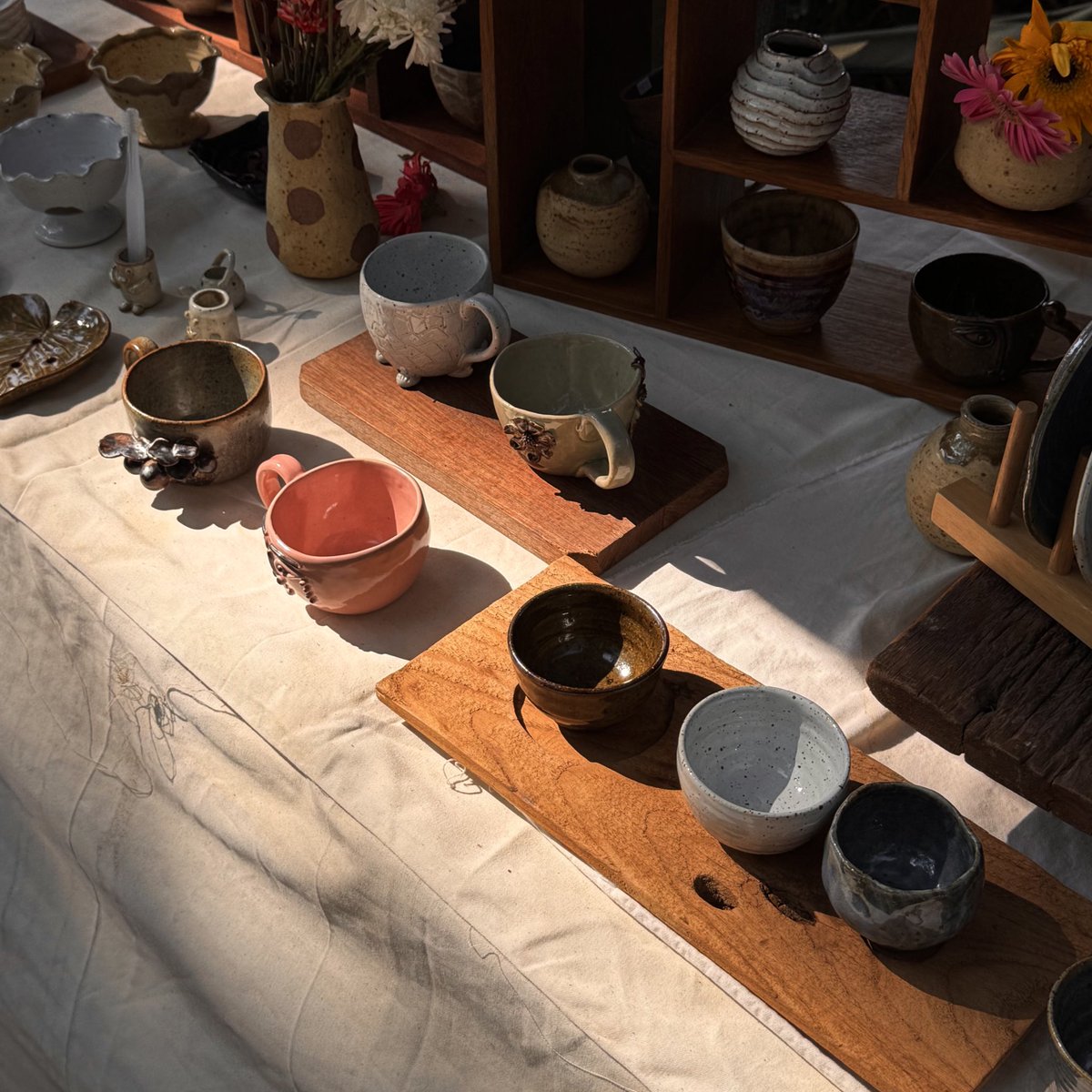 อิจฉาคนเชียงใหม่ที่มีตลาด Jing Jai Market 🌳✨ ถ้าใครมาเที่ยวต้องมาที่นี่จริงๆ รอบนี้มาตรงวันมีงาน มีร้านขายกว่า 600 ร้าน ทั้งงาน Handmade , Craft เยอะมากกก ถูกใจ แล้วช่วงสิ้นปีอากาศดี เดินเพลินๆเลย ;-;