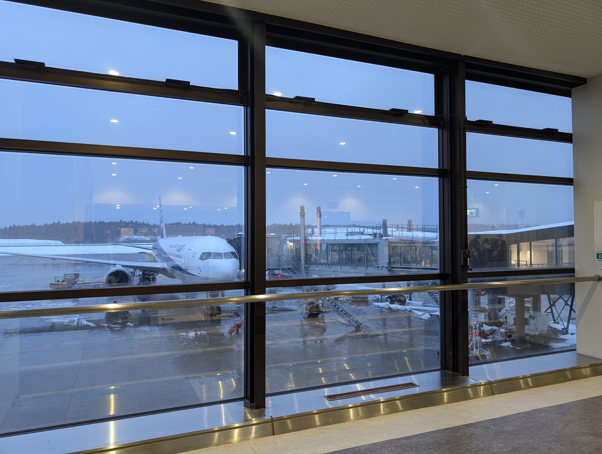 F4pBox's tweet photo. 雪の秋田空港！
北国だね https://t.co/jScCEaOs7k