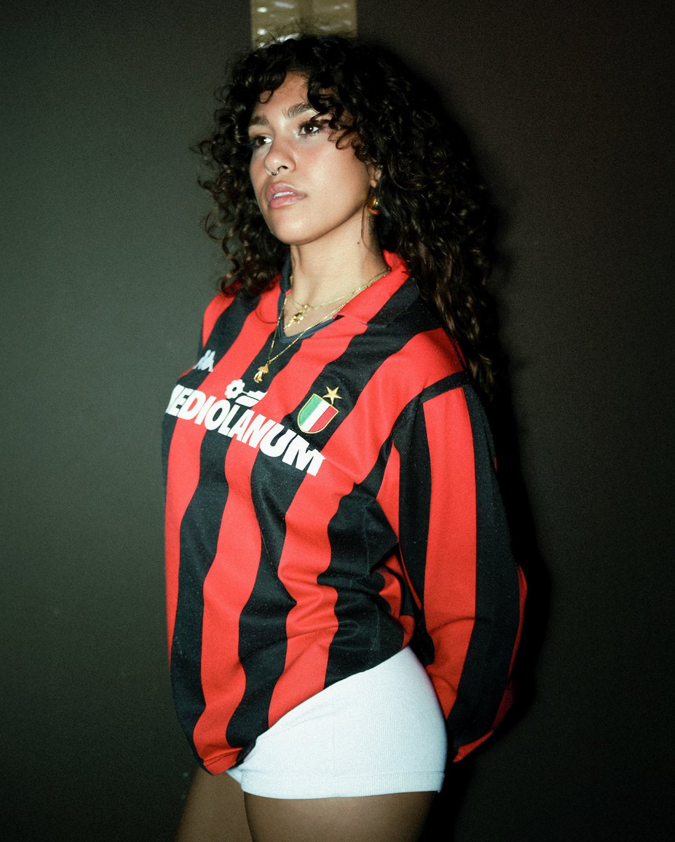 mantallitemag's tweet photo. #StarsOfJersey – 10 | Buse Dağlıoğlu
Mantalite’nin orijinal serisi #StarsOfJersey ‘nin onuncu konuğu dijital içerik üreticisi Buse Dağlıoğlu:
“Efsane Milan🔴⚫”
MILAN’
#StarsOfJersey #Mantalite #Milan https://t.co/cKlhYvuo1Z