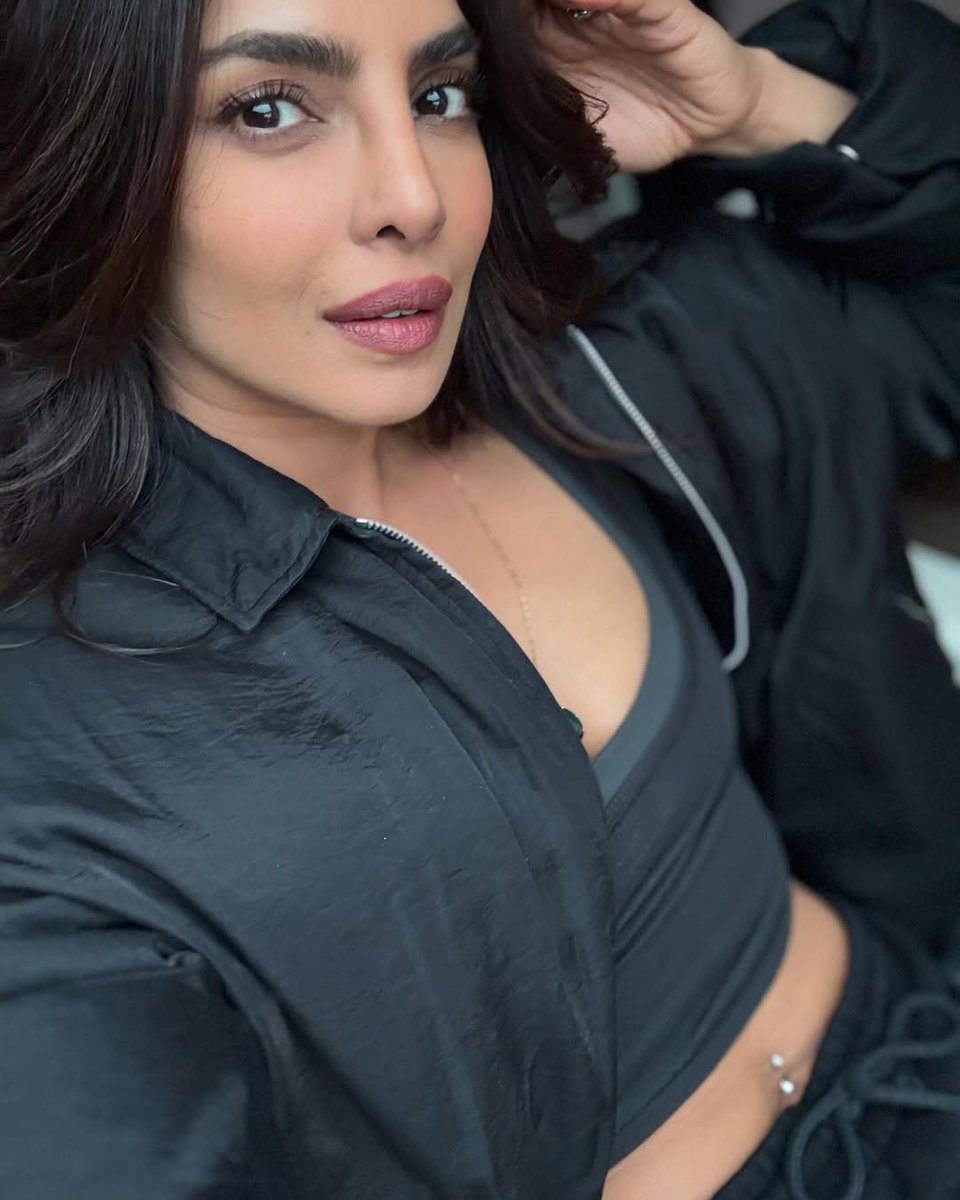bollywood4200's tweet photo. From Bollywood to Hollywood, Priyanka Chopra is taking over the world and I am here for it! ππ #Inspiration #QueenPri #PriyankaChopra https://t.co/3zXDRuoDwn