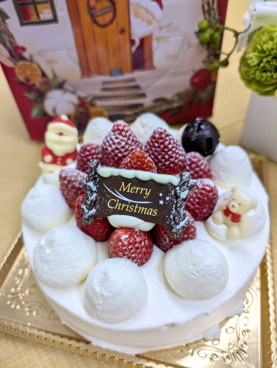 Decentwork_sr's tweet photo. 本日、製菓業のお客様から一足早いクリスマス🍰を頂き、皆で取り分けて美味しく頂きました。

顧問先の皆様と同じ、優しい味わいでした。

ありがとうございました😊 https://t.co/rH829d6R2Z