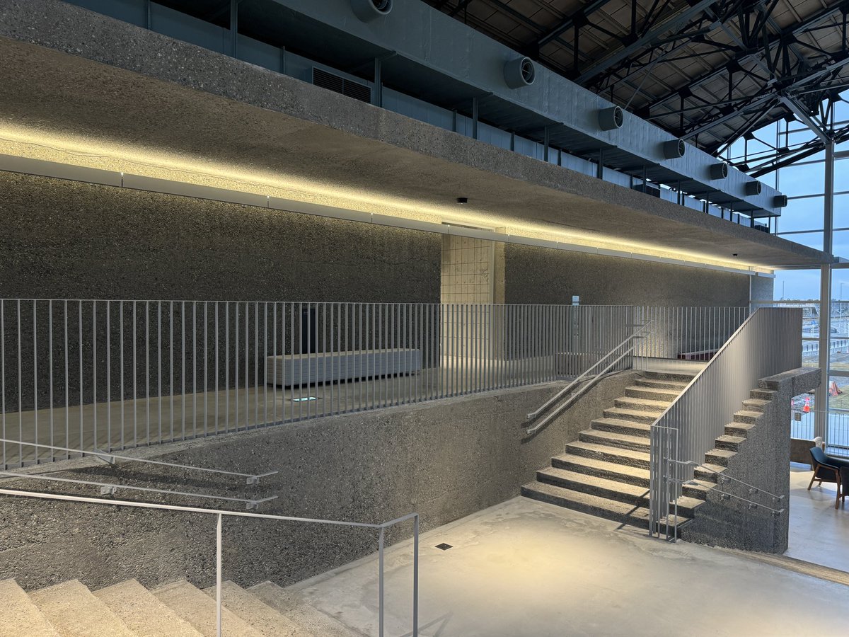 YKKAP技術館が完成しました！60年前の工場をリノベーションして、入れ子に洗い出しコンクリート造を挿入しています。写真は大階段部分。外構は春以降です。