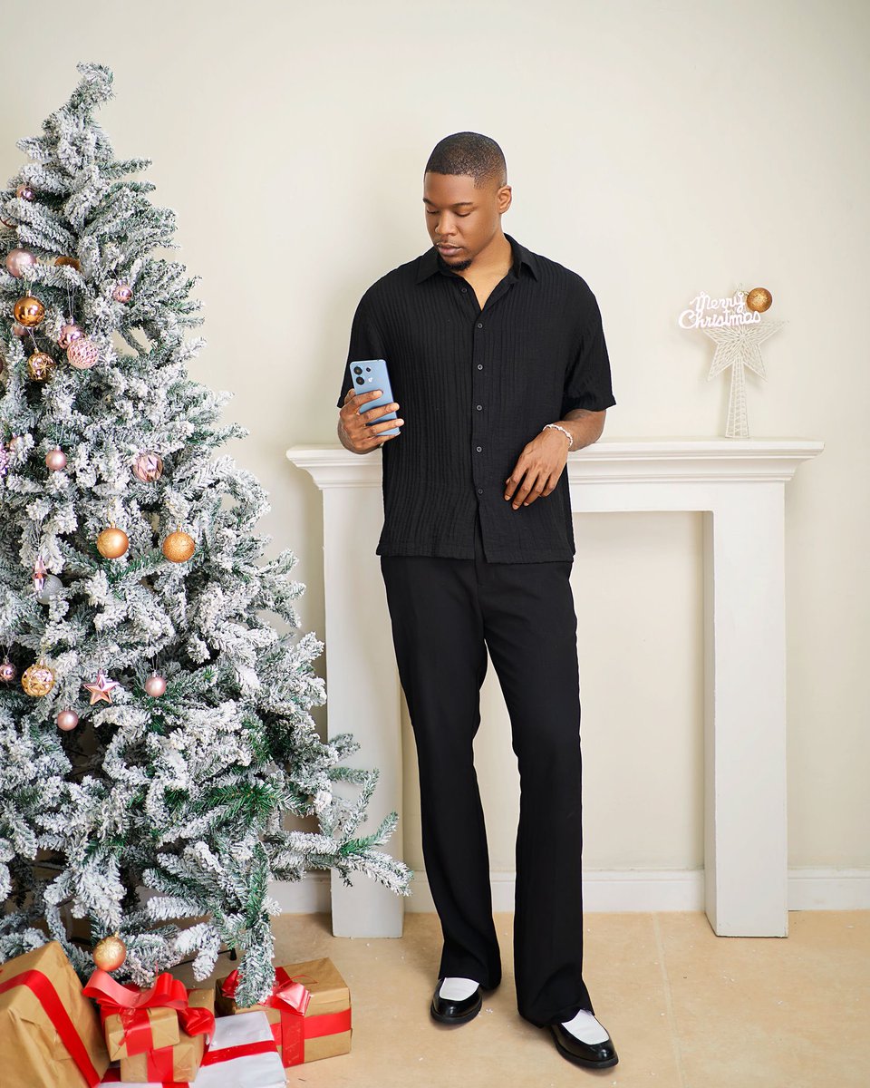 XiaomiNigeria's tweet image. Smooth and festive with the Redmi Note 13, just like @ShaunOkojie! This Christmas, capture and share the joy like never before. 📸 

Get yours and join the holiday fun! 🎁✨

#RedmiNote13 
#ChristmasWithXiaomi