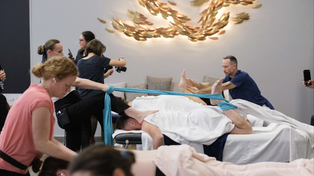Equiphotelparis's tweet photo. Championnat de France de Massage : la compétition où les meilleurs praticiens sont récompensés 👏

Organisé avec le Label Spas de France et présenté par Isabelle Charrier, Fondatrice et Directrice de la rédaction de Sense of Wellness le concours a récompensé cette année ⤵️ https://t.co/6dRoVKPS2w