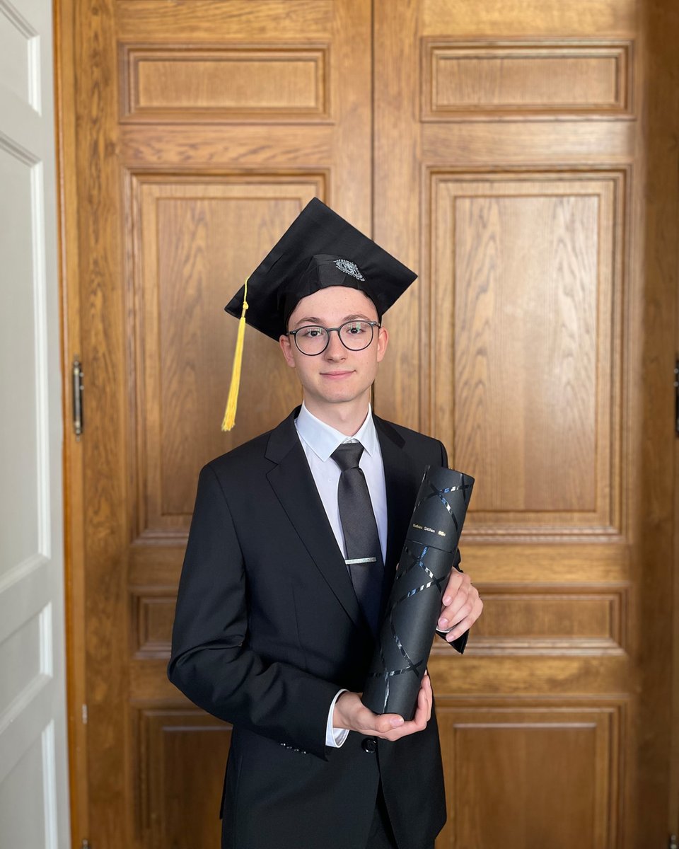 UniGraz's tweet photo. 🥳 Wir gratulieren allen, die 2024 ihr Studium an der Uni Graz abgeschlossen haben: Was für ein Meilenstein in eurem Leben, den ihr dieses Jahr geschafft habt!

#sponsion #weworkfortomorrow #universityofgraz #unigraz https://t.co/5l7JAPH9MM