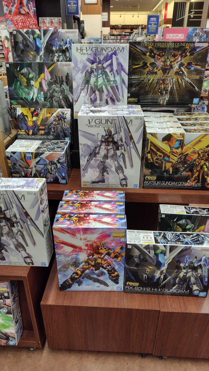 ガンプラ はじめました ＼ コミックコーナー入口前のグッズ売場にて