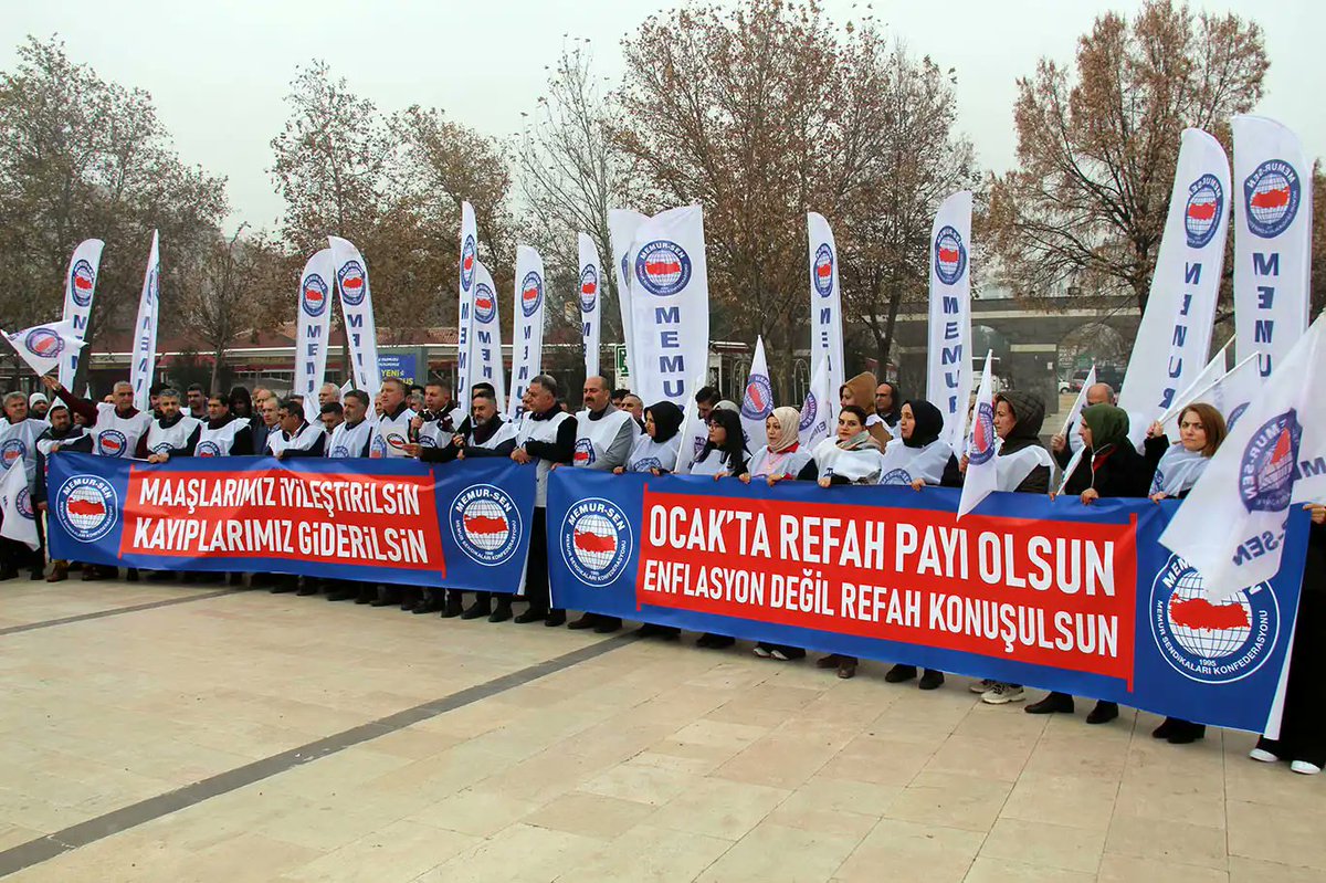 Memur maaşlarında artan kayıplara dikkat çekmek, hak ve taleplerin karşılanması hususlarını dile getirmek amacıyla #MemurSen tarafından #Diyarbakır'da basın açıklaması düzenlendi.