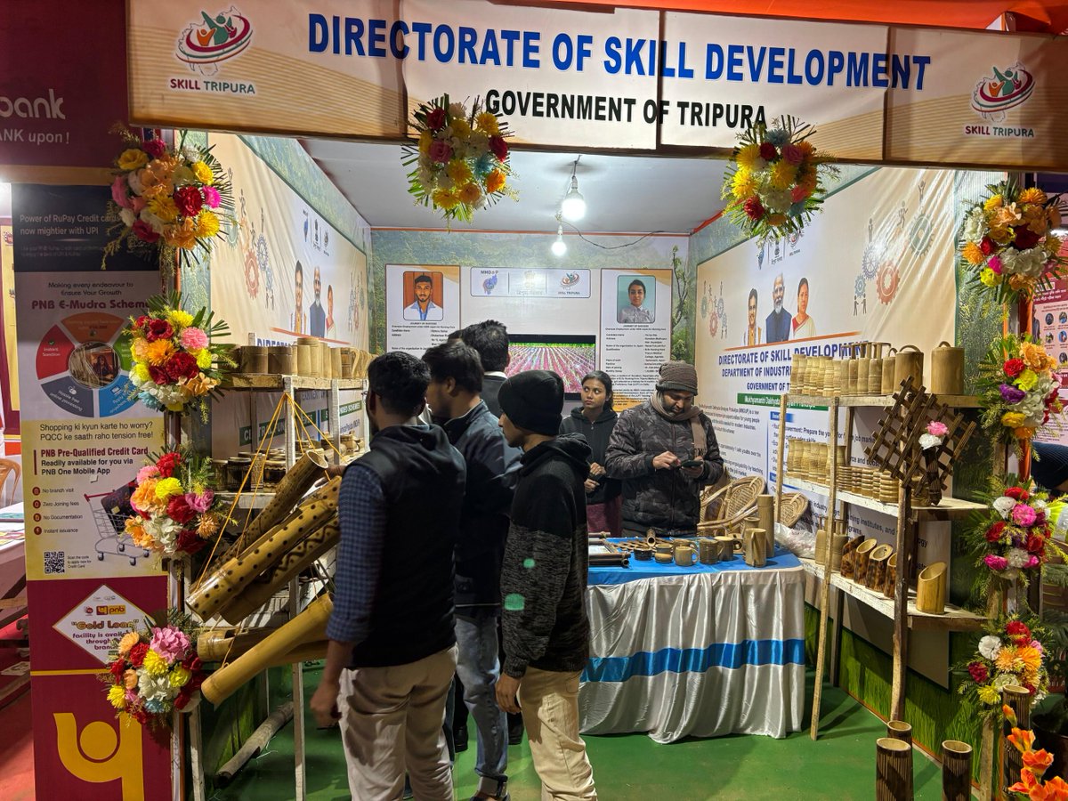 TSDM_2015's tweet image. The Directorate of Skill Development proudly showcased handcrafted bamboo items at "The Saras Fair". Honorable Director, graced our stall with his visit, appreciating the craftsmanship and dedication of our talented artisans.
Empowering skills, celebrating creativity!
#sarasfair