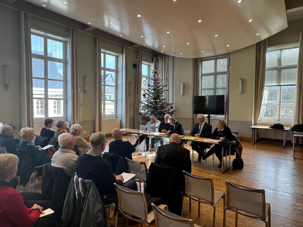 Dsden59's tweet photo. Assemblée générale des délégués départementaux de l’Education nationale.
Bilan de rentrée et perspectives 2025 au cœur des échanges entre Olivier COTTET #Dasen et l’union des #DDEN de l’avesnois. https://t.co/NgKmwcI2dG