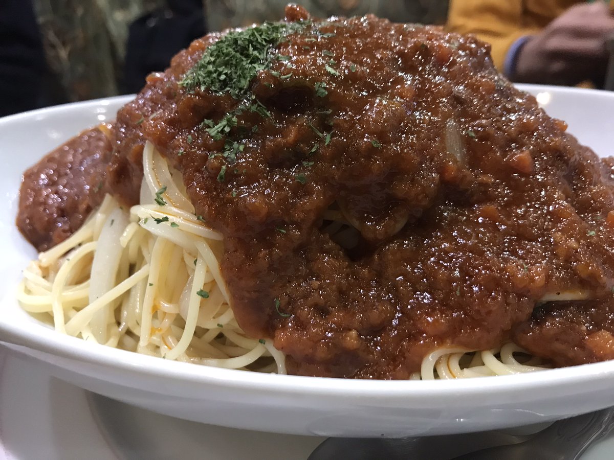 alfred_927's tweet photo. 神田岩本町にある喫茶アーモンドの
ボロネーゼ大盛を食べてきました。
量は胃袋的には800ｇ～900ｇくらい
かとは思いますがよく分かりませんでした。

極細の麺に濃厚ながらも決してしつこくない
ミートソースのおかげで間食出来ました。 https://t.co/YilQjVEkhv