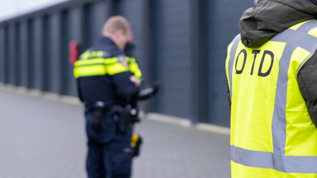 Controle 775 garage- en opslagboxen in Dronten levert geen illegaal vuurwerk op -  dedrontenaar.nl/l/324030