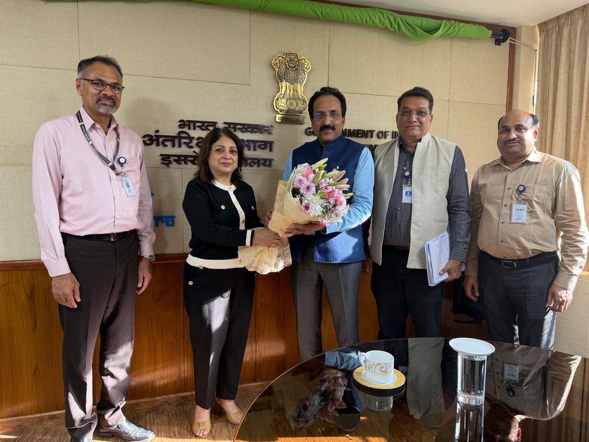 juneja_shefali's tweet photo. Great meeting Dr. S. Somanath, Chairman of @isro, at ISRO HQ in Bangalore. INMCC officials &amp; senior officers joined the discussion. ISRO is India’s accredited agency in the @cospas_sarsa Program! #Space #ISRO #CospasSarsat https://t.co/kHXrBgMTEn