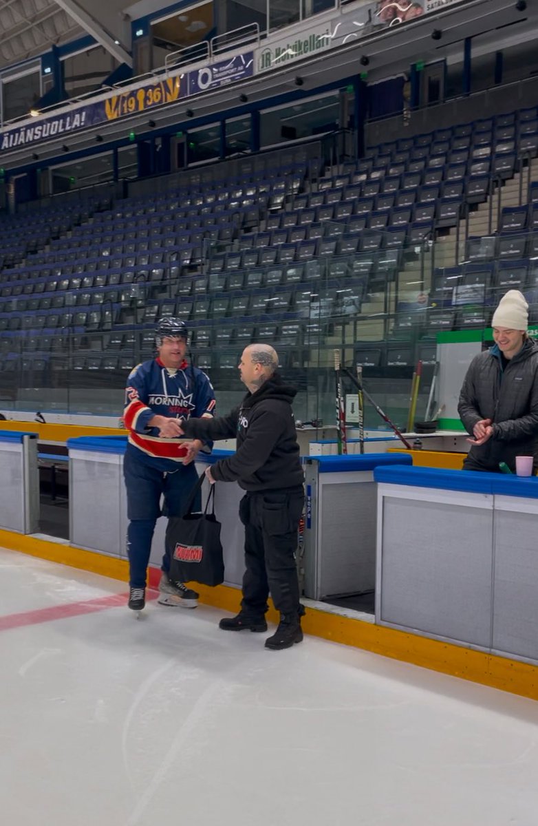 Aamukiekon joulupelit tänä aamuna ja perinteinen hallihenkilöstön joulutervehdys luovutettu. Huikeissa olosuhteissa pääsemme harrastamaan, iso kiitos Äijänsuon mestareille sekä <a href="/raumafi/">Rauman kaupunki</a> liikuntapalvelut! #äijänsuo #aamukiekko