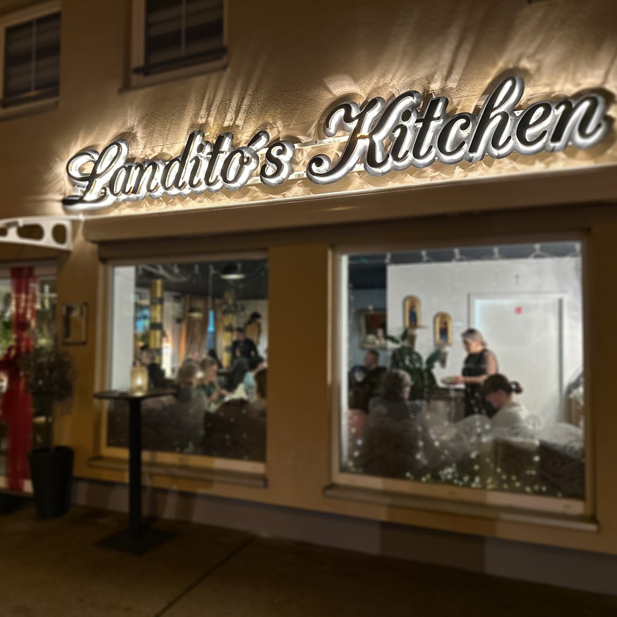 Unsere diesjährige Weihnachtsfeier fand im Restaurant Landito's Kitchen statt. Ein herzliches Dankeschön an alle, die dabei waren und diesen Abend zu etwas Besonderem gemacht haben! #weihnachtsfeier #gemeinsam #zusammmenhalt #kollegen #team #roosgmbh