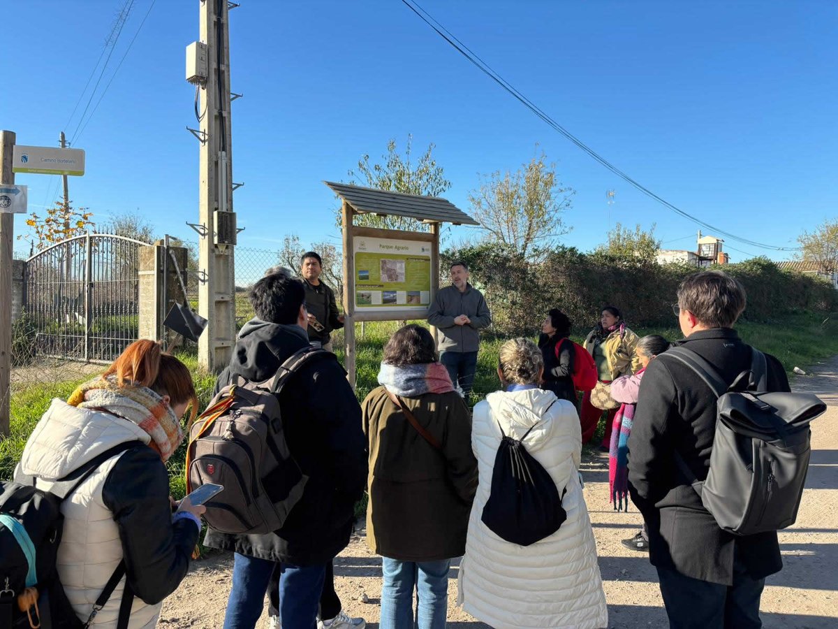 📷📷 𝗜𝗻𝘁𝗲𝗿𝗰𝗮𝗺𝗯𝗶𝗼 𝗶𝗻𝘁𝗲𝗿𝗻𝗮𝗰𝗶𝗼𝗻𝗮𝗹 𝗲𝗻 𝗲𝗹 𝗣𝗮𝗿𝗾𝘂𝗲 𝗔𝗴𝗿𝗮𝗿𝗶𝗼
El pasado viernes recibimos a una delegación de agricultores de diferentes nacionalidades en el Parque Agrario de Fuenlabrada e investigadores de la UAM.
Proyecto #Redes_Ling,