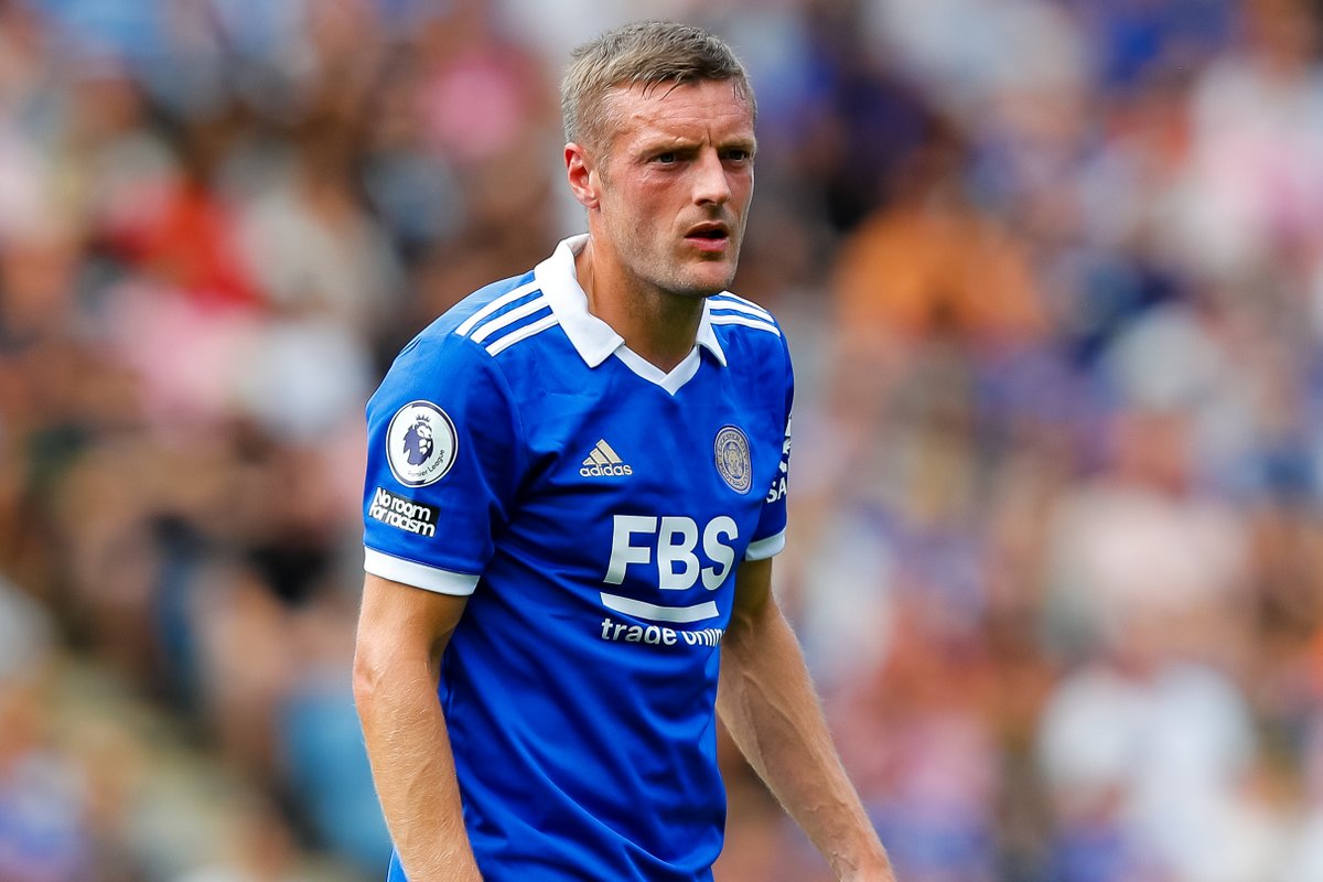 On en sait plus sur la routine de Jamie Vardy avant de disputer ses matches :

🧃 Boire 3 Red Bulls
🥚🥓 Une omelette au jambon en guise de repas
☕️ Prendre un double expresso
📖 Apprendre des insultes dans la langue natale des défenseurs centraux qu'il va affronter

🗞️