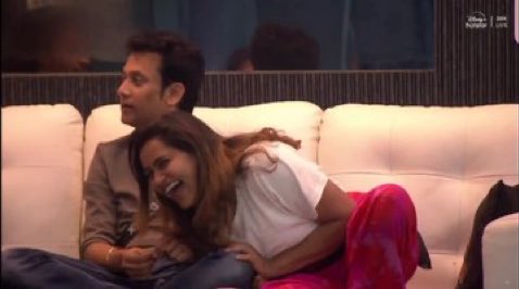 MrNinjaXz's tweet photo. Things git pretty tuff between them initially. He had his elitism. However, he understood Jack better than her so called best friend #Soundariya.
Shippers, #DeepJack shipping would be cool 😉
#BiggBossTamil #BiggBossTamilSeason8 #BiggBossTamil8 #Jacqulinelydia𓃵 #Jacqueline https://t.co/Ang09Ukd8Y